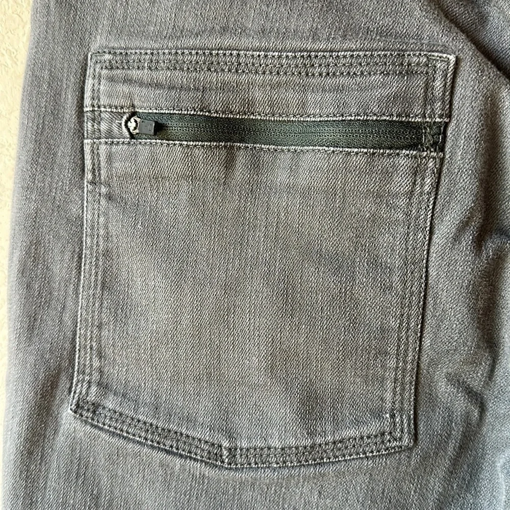 Men's Mountain Hardwear Straight‎ Leg Grey Denim Active Jeans Size 32X32